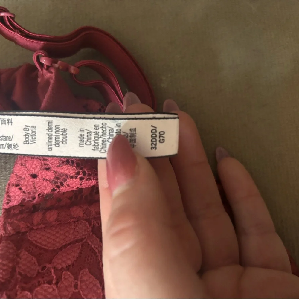 Victoria's Secret Rose Lace Underwire Bra - Picture 3 of 3